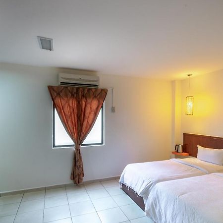 Newbridge Hotel Malacca Exteriör bild
